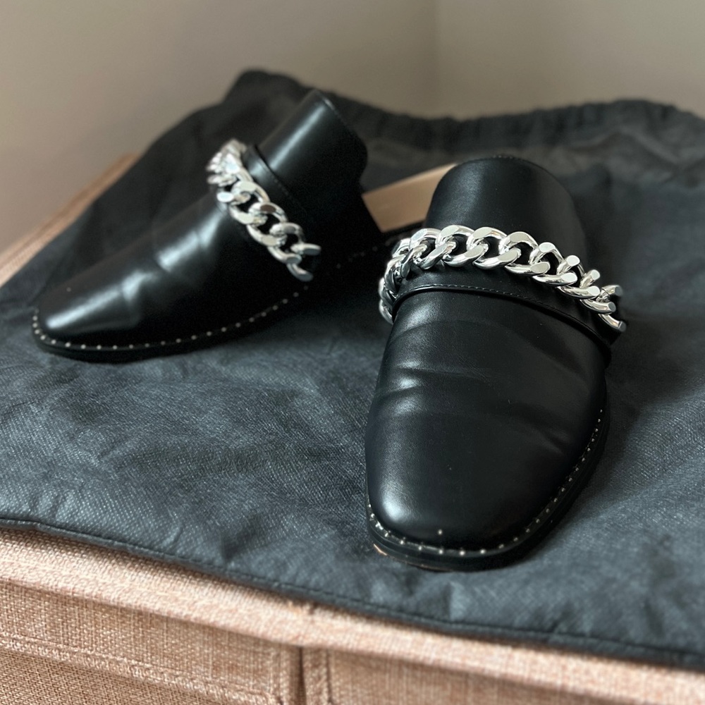 Leather mules with chunky silver chain